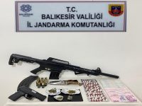 Altıeylül'de jandarma ekipleri bir şüphelinin ev ve eklentilerinde yaptıkları aramalarda