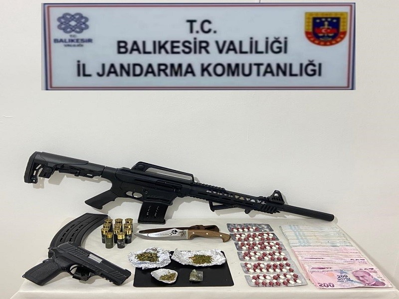 Atıeylül’de uyuşturucu operasyonu Altıeylül'de jandarma ekipleri bir şüphelinin ev ve eklentilerinde yaptıkları aramalarda