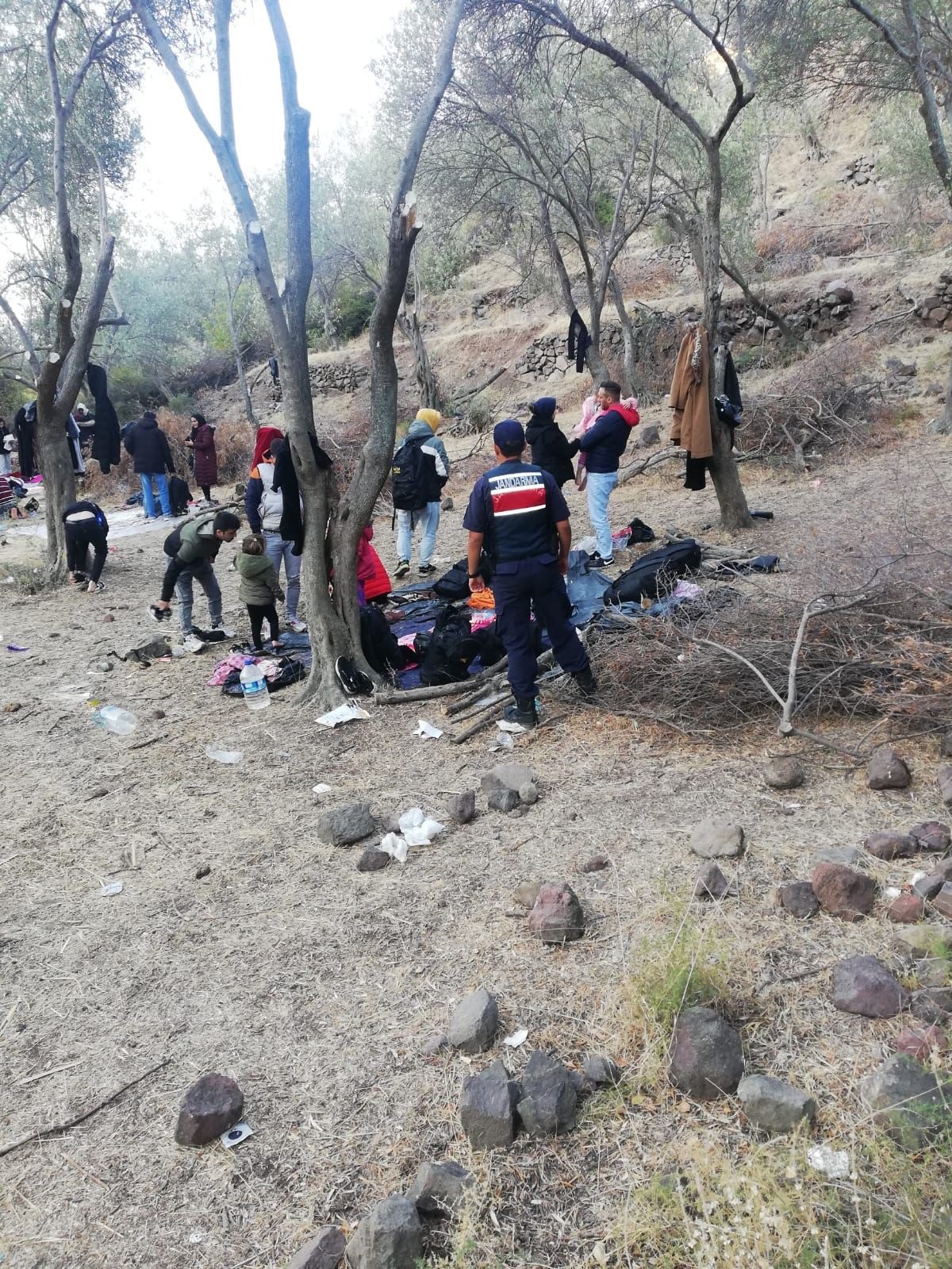 Ayvacık’ta 27 kaçak göçmen ile 4 organizatör yakalandı ÇANAKKALE İL JANDARMA KOMUTANLIĞI EKİPLERİNCE AYVACIK İLÇESİNDE DÜZENLENEN KAÇAK GÖÇMEN