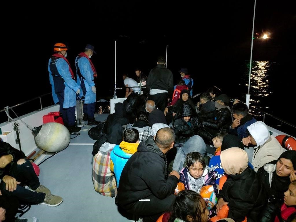Ayvalık’ta 47 düzensiz göçmen Sahil Güvenlik’ten kaçamadı GÖÇMEN
