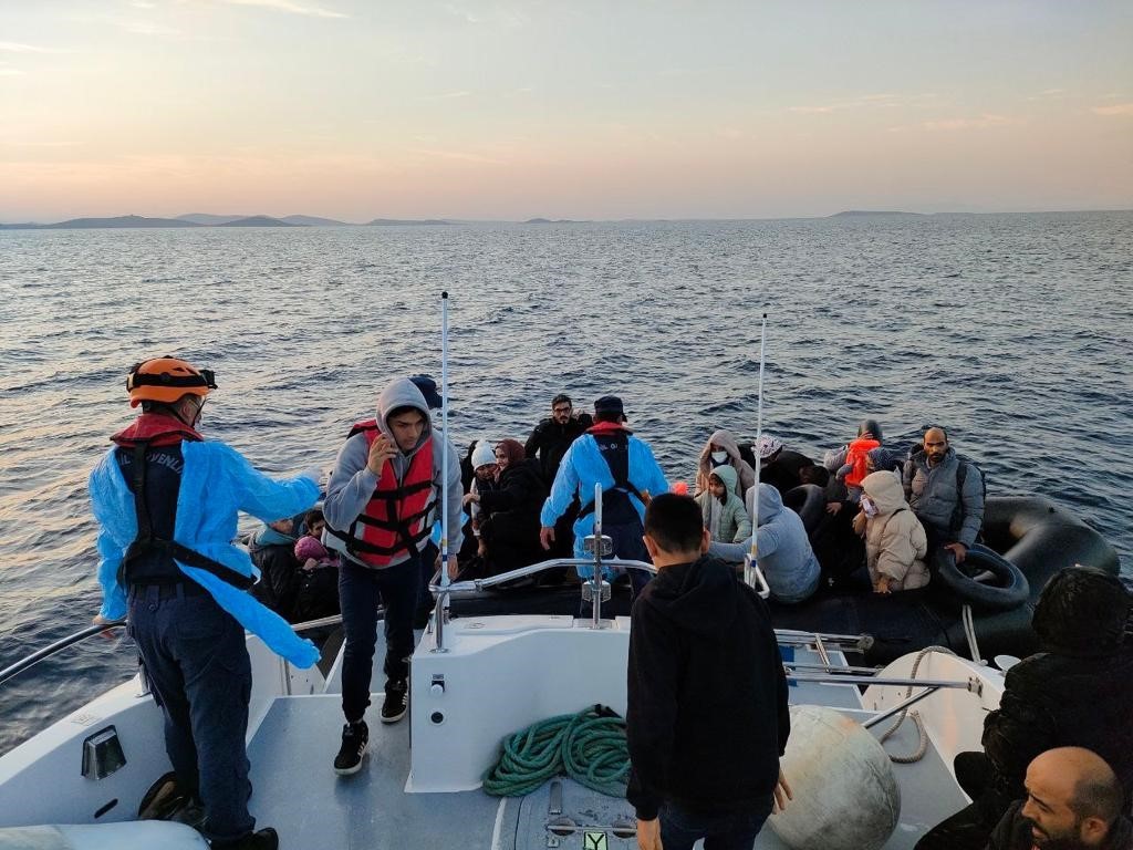 Ayvalık’ta botlarının motoru arızalanan 45 düzensiz göçmen kurtarıldı GÖÇMEN