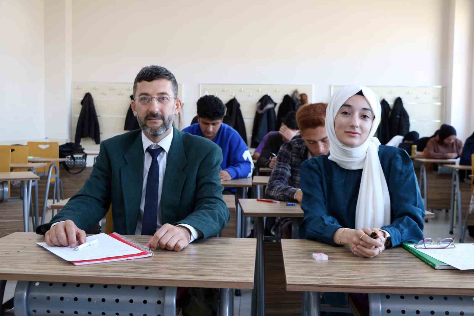 Baba ve kızı aynı sınıfta üniversite eğitimi alıyor YOZGAT’TA AYNI ÜNİVERSİTEYİ VE BÖLÜMÜ KAZANAN 47 YAŞINDAKİ BABA MEHMET