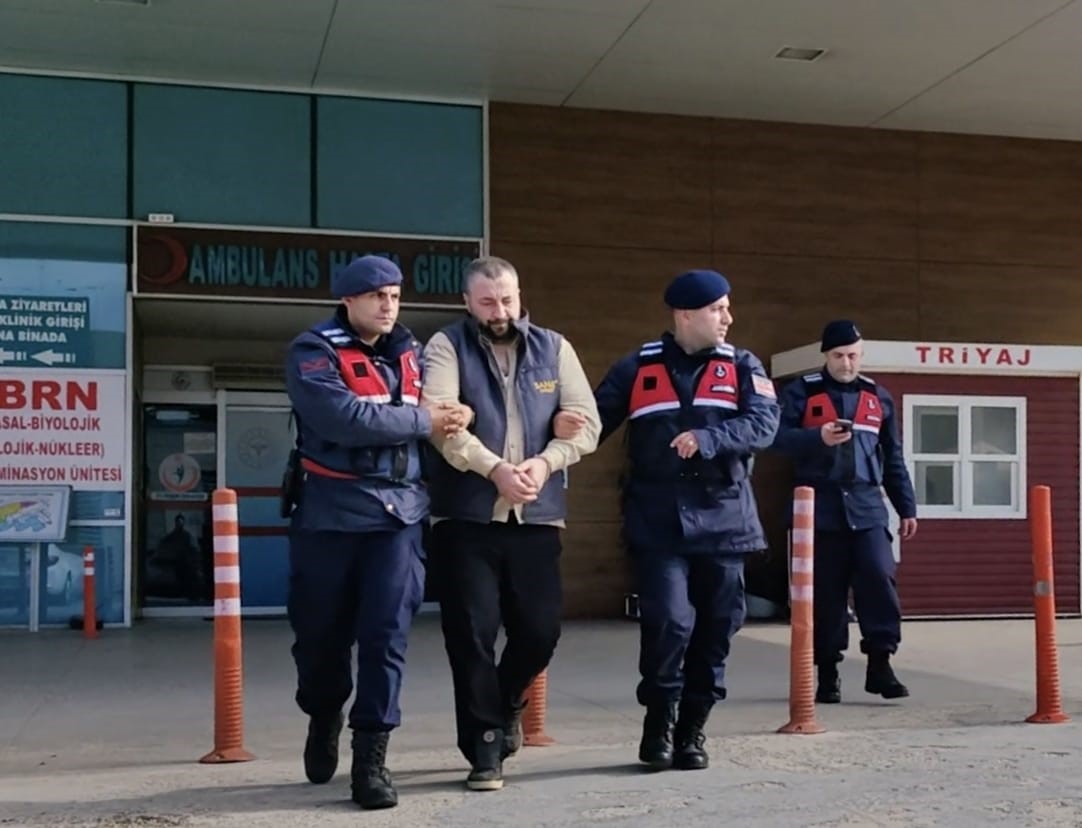 Babasını taşla yaralayıp sağlık ekiplerini de rehin alan şahıs tutuklandı BURSA'NIN İNEGÖL İLÇESİ KIRSAL HAMZABEY MAHALLESİ’NDE MEYDANA GELEN OLAYDA BABASINI,