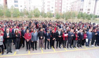 Bakan Tekin, öğrencilerle birlikte şehit Filistinli çocuklar için saygı duruşunda bulundu
