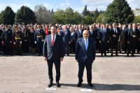 Balıkesir’de, Cumhuriyetin kuruluşunun 100. yılı kutlamaları, Atatürk Anıtı’nda düzenlenen Çelenk