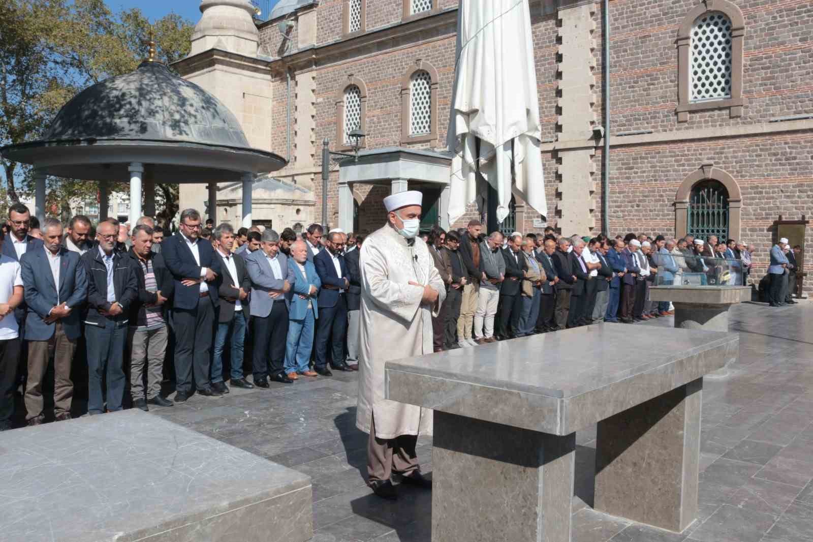 Balıkesir Müftüsü’nden Filistin’e büyük dua BALIKESİR'DE CUMA NAMAZI SONRASI HAYATINI KAYBEDEN FİLİSTİNLİLER İÇİN GIYABİ CENAZE