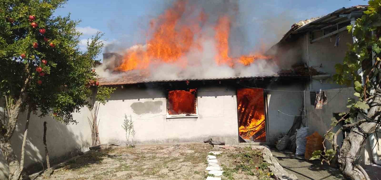 BALIKESİR'İN KARESİ İLÇESİNDE ÇIKAN EV YANGINI, ÇEVREDEKİ BİNALARA SIÇRAMADAN İTFAİYE
