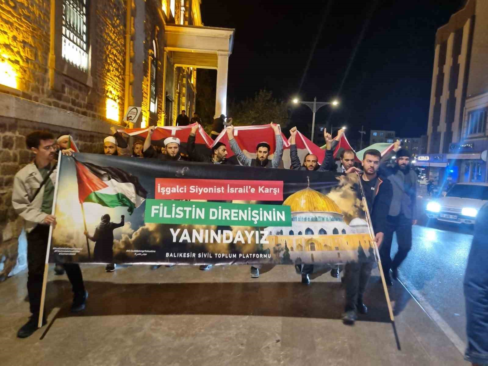 Balıkesir’de İsrail protesto edildi İSRAİL'İN GAZZE'DEKİ HASTANEYE BOMBALI SALDIRISINDA ÇOK SAYIDA KİŞİNİN HAYATINI KAYBETMESİ,