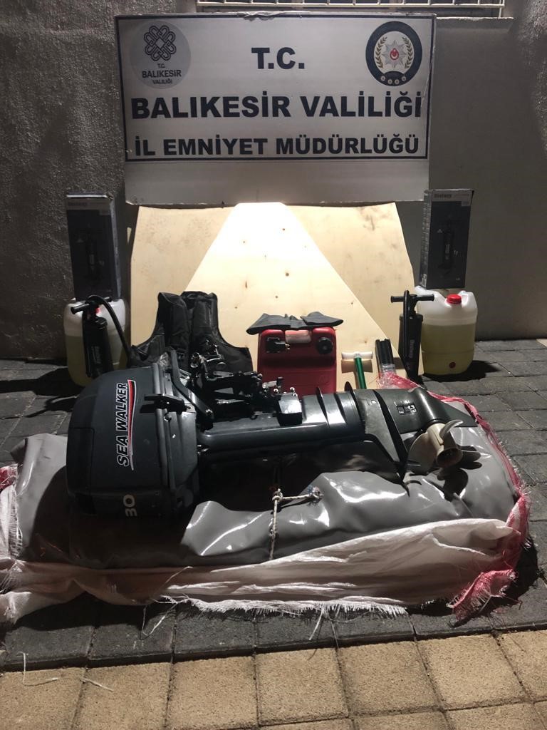 Balıkesir’de polis ve jandarmanın operasyonlarında 40 düzensiz göçmen ve 3 organizatör yakalandı BALIKESİR’DE BALIKESİR İL EMNİYET MÜDÜRLÜĞÜ VE BALIKESİR İL JANDARMA KOMUTANLIĞI