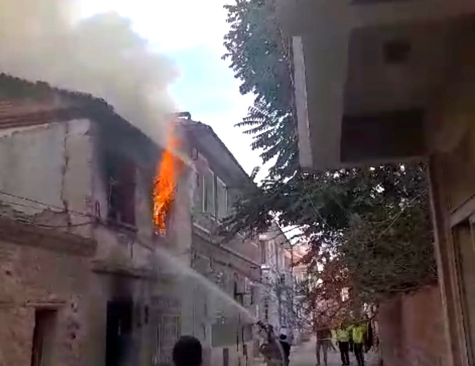 Balıkesir’de tarihi ev alev alev yandı HAVRAN İLÇESİNDE TARİHİ EV ALEV ALEV YANDI.