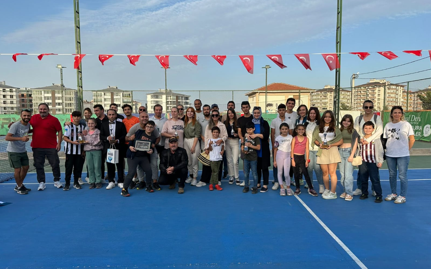 Bandırma Belediyesi’nin düzenlediği “Yaşasın Cumhuriyet”  Tenis Turnuvası’nda kupalar sahiplerine ulaştı.