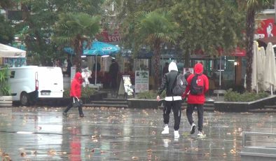 Bandırma’da aniden bastıran yağmur ve fırtına etkili oldu