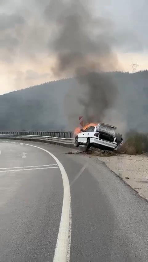 BURSA’DA YAĞIŞLI HAVANIN ETKİSİYLE KONTROLDEN ÇIKIP BARİYERLERE ÇARPAN OTOMOBİL ALEV