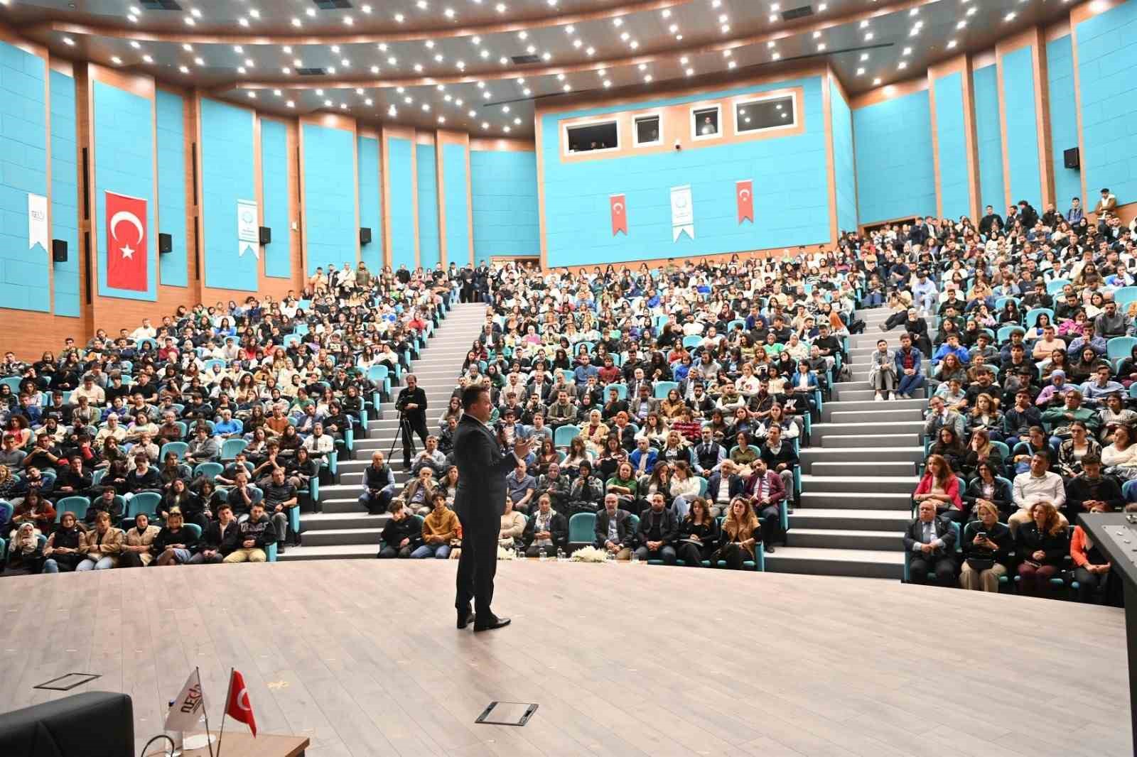 Başkan Yılmaz, üniversiteli gençlere ilham kaynağı oldu Balıkesir Büyükşehir Belediyesi ve Balıkesir Üniversitesi işbirliğinde binden fazla öğrencinin