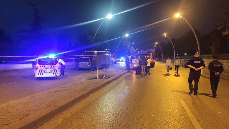 ANKARA’DE OTOMOBİL İLE YOLCU MİNİBÜSÜNÜN KAFA KAFAYA ÇARPIŞMASI SONUCU 1