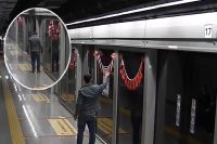 Gaziosmanpaşa’da Cumhuriyetin 100’üncü yılı kutlamaları nedeniyle metroya asılan Türk bayraklarını
