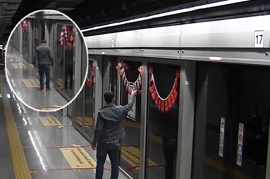 Gaziosmanpaşa’da Cumhuriyetin 100’üncü yılı kutlamaları nedeniyle metroya asılan Türk bayraklarını