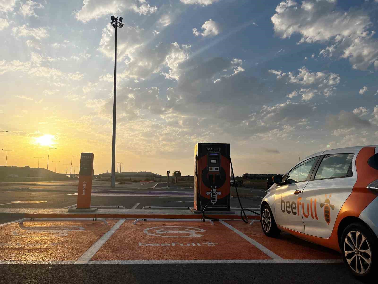 ELEKTRİKLİ ARAÇ VE ŞARJ İSTASYONLARI SAYISI TÜRKİYE GENELİNDE HIZLA ARTARKEN