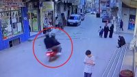 BURSA’DA HUSUMETLİSİNİ KUAFÖRDE SIRA BEKLEDİĞİNİ ÖĞRENEN 2 ŞÜPHELİ MOTOSİKLET ÜZERİNDE