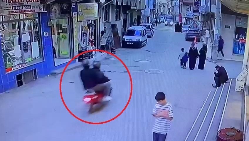 Berberdeki husumetlisini vurmak istedi, çocuklara rağmen kurşun yağdırdı BURSA’DA HUSUMETLİSİNİ KUAFÖRDE SIRA BEKLEDİĞİNİ ÖĞRENEN 2 ŞÜPHELİ MOTOSİKLET ÜZERİNDE