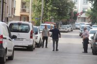 Antalya’da ev sahibinin tahliye kararı aldırmasının ardından icra memurlarını karşısında