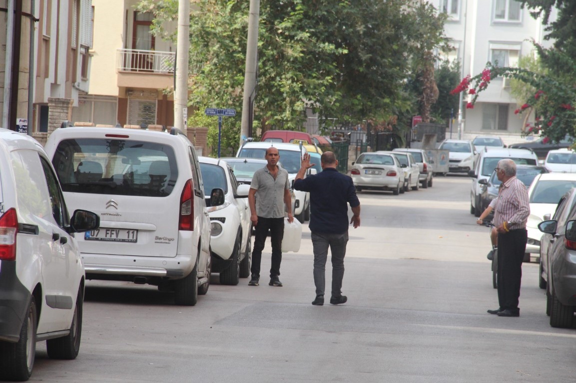 Tahliyeyi benzin bidonuyla engellemeye çalıştı Antalya’da ev sahibinin tahliye kararı aldırmasının ardından icra memurlarını karşısında