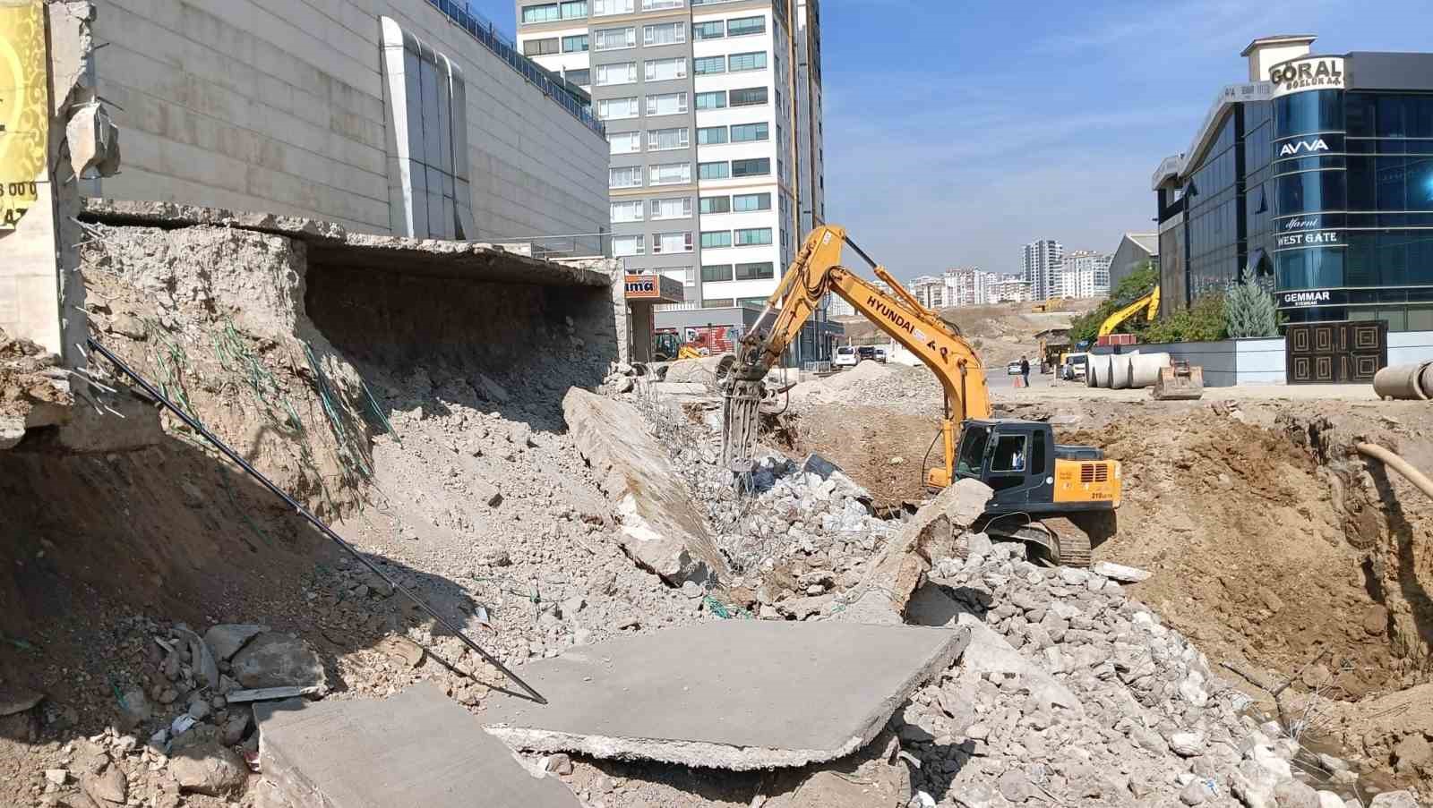 ANKARA’DA SU KANALI YENİLEME ÇALIŞMASININ YAPILDIĞI CADDEDE TOPRAK KAYMASI MEYDANA