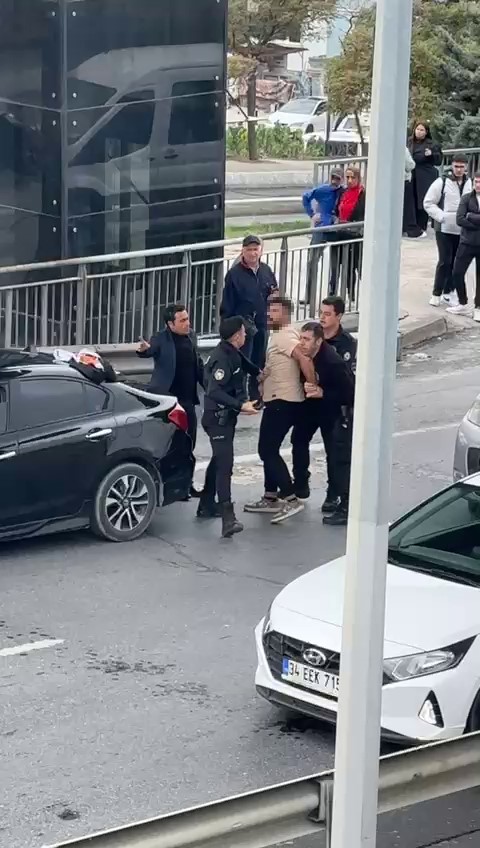 Boşanma aşamasındaki eşinin ailesiyle mahkeme çıkışı kavga etti BÜYÜKÇEKMECE'DE EŞİYLE BOŞANMA AŞAMASINDA OLAN BİR KADIN VE AİLESİ, KADININ