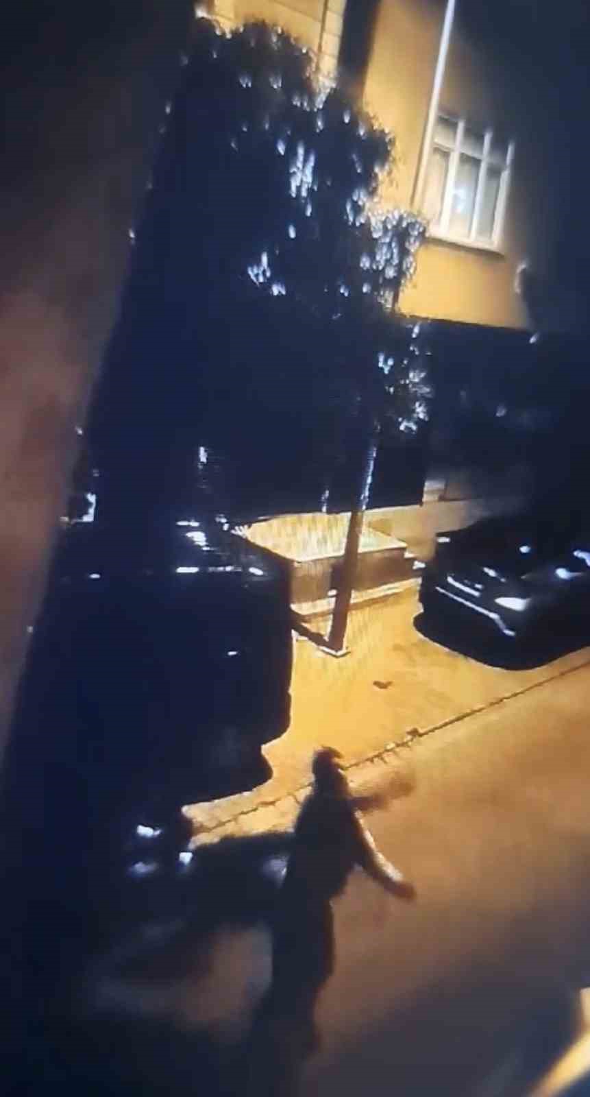 Boşanma aşamasındaki eşinin kaldığı evi taşladı ESENYURT’TA BOŞANMA AŞAMASINDAKİ EŞİNİN KALDIĞI EVE GELEN ŞAHIS, EVİ TAŞLAYARAK