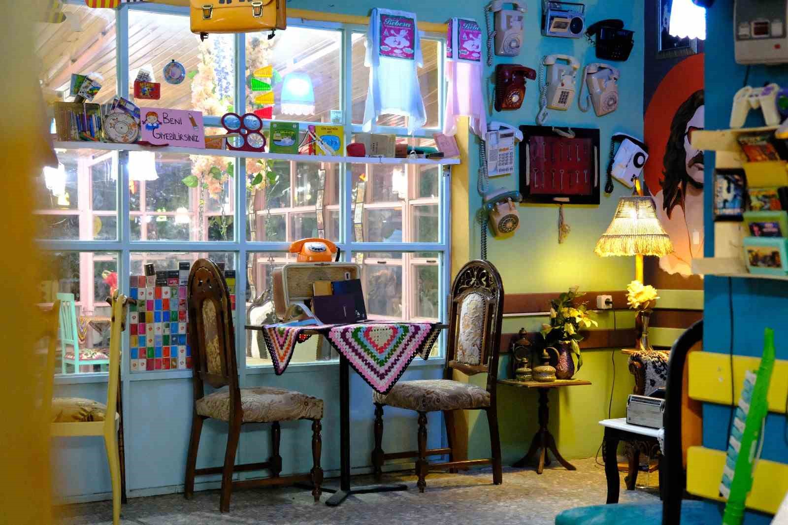 BURSA’DA HİZMET VEREN KAFE, DEKORASYONU VE İÇERİSİNDEKİ KÜLTÜRÜ İLE MİSAFİRLERİNE
