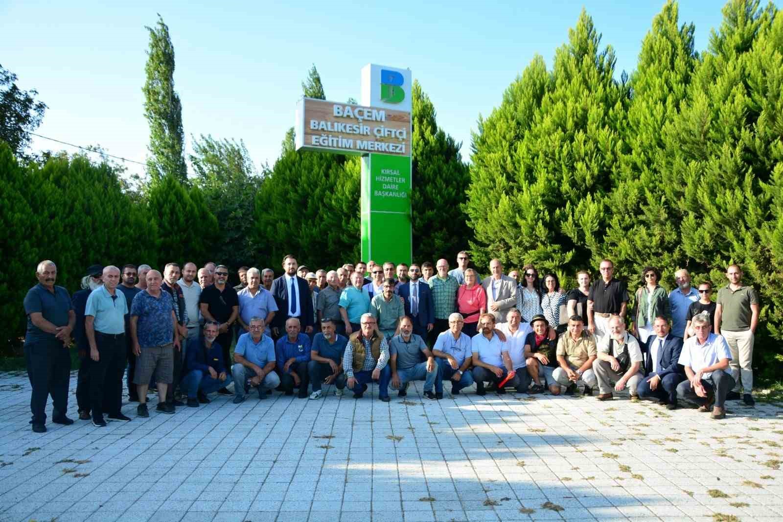 Burhaniye’deki panelde apiterapi ve arıcılık masaya yatırıldı PANELE KATILANLAR