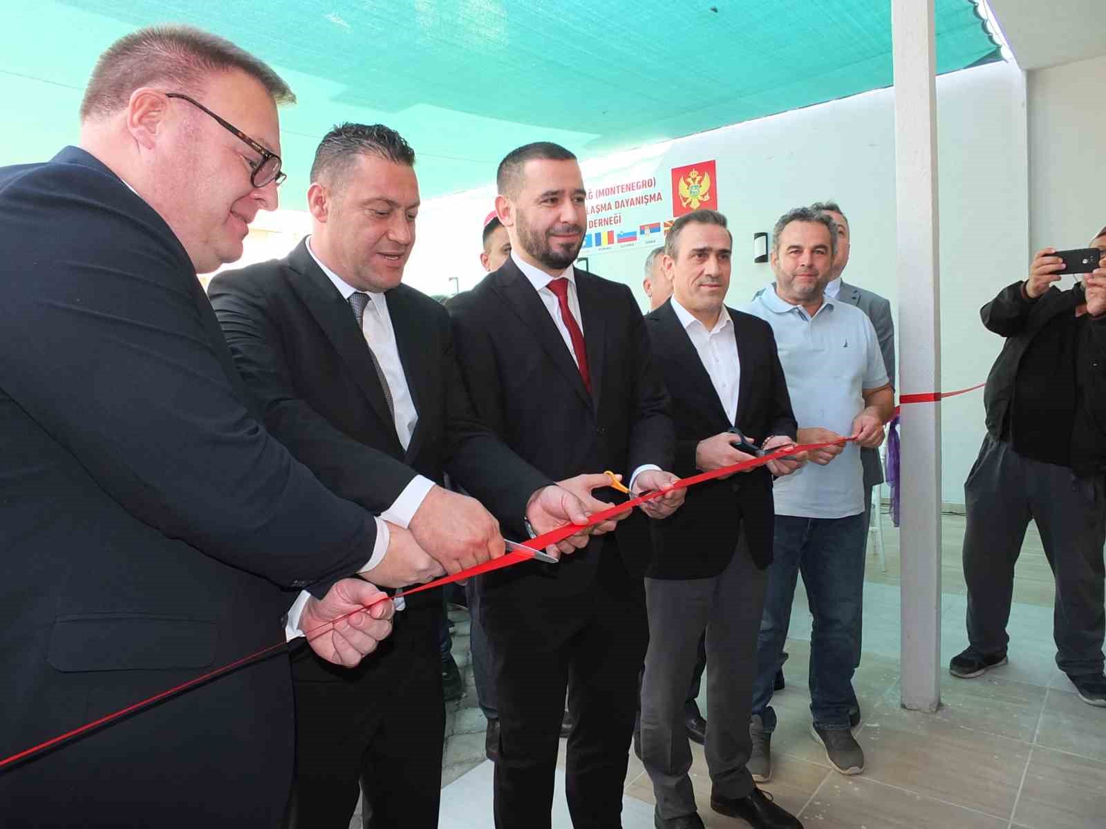 Burhaniye’de Karadağ Göçmenleri Derneği törenle açıldı KURDELE KESİMİ