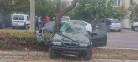 Bursa’da kontrolden çıkan otomobil refüjdeki ağaca çarptı: 2 yaralı