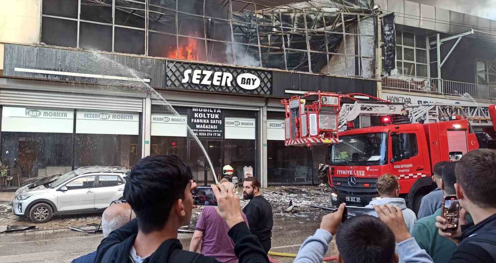 Bursa’da mobilya fabrikası alevlere teslim oldu BURSA’DA MOBİLYA FABRİKASINDAN YÜKSELEN ALEVLER, ATEŞ TOPUNA DÖNDÜ. BİNA BOYU