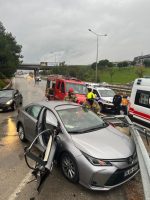 BURSA’DA YAĞMURUN YAĞMASIYLA KAYGANLAŞAN ZEMİNDE DİREKSİYON HAKİMİYETİNİ KAYBEDEN SÜRÜCÜ REFÜJE