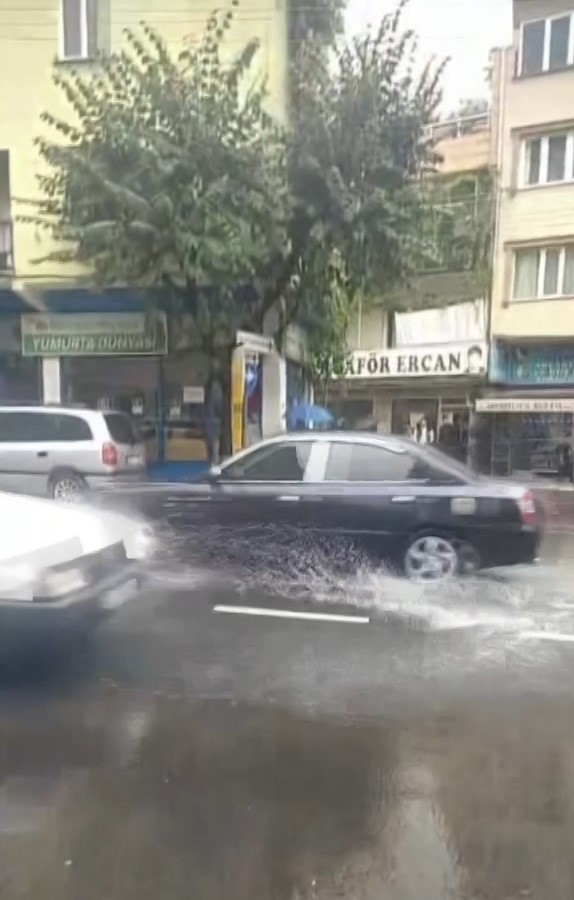 BURSA’NIN MERKEZ İLÇELERİNDE ETKİLİ OLAN ŞİDDETLİ YAĞIŞTAN DOLAYI RÖGARLAR TAŞTI,