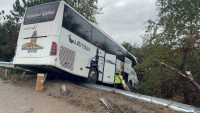 BURSA’DA YOLCU OTOBÜSÜ ŞARAMPOLE UÇTU. KAZADA 2 KİŞİ YARALANDI.