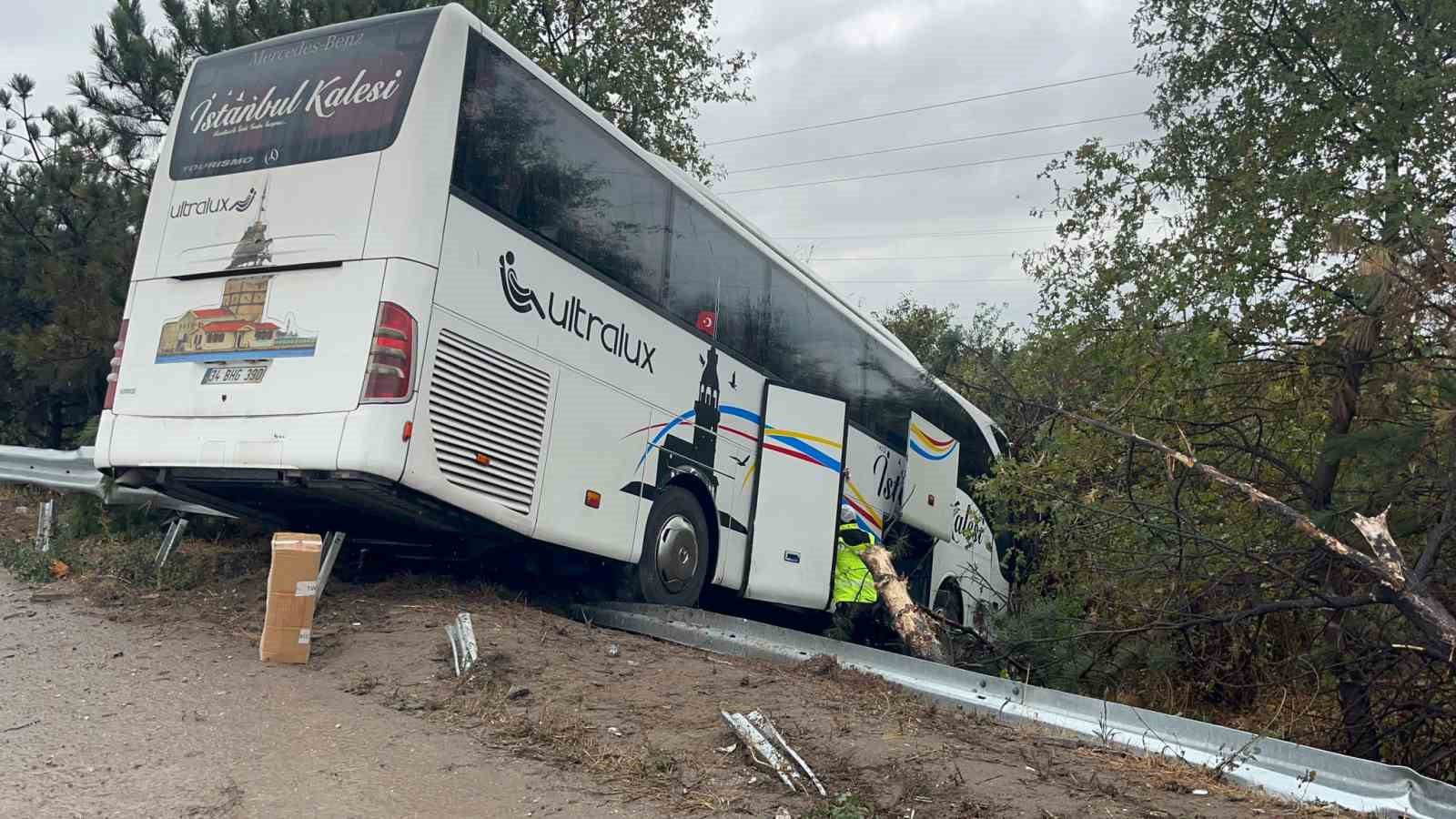 BURSA’DA YOLCU OTOBÜSÜ ŞARAMPOLE UÇTU. KAZADA 2 KİŞİ YARALANDI.