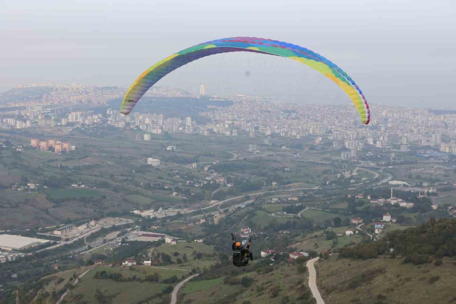Canik semaları yamaç paraşütü ile renklendi SAMSUN’UN CANİK BELEDİYESİ’NİN İLÇEDE DÜZENLEDİĞİ ‘YAMAÇ PARAŞÜTÜ HEDEF YARIŞMASI’ RENKLİ