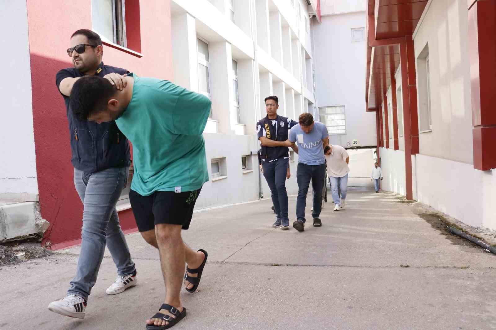 Casus yazılımla uzaktan cep telefonlarına erişen çeteye operasyon OPERASYONDA YAKALANAN 4 KİŞİDEN 3'Ü TUTUKLANDI.