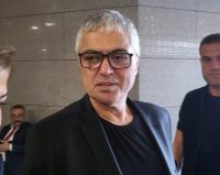 DOĞUM GÜNÜ PARTİSİNDE TANIŞTIĞI KİŞİYİ, SANATÇI ARKADAŞLARINA HAKARET ETTİĞİ İDDİASIYLA