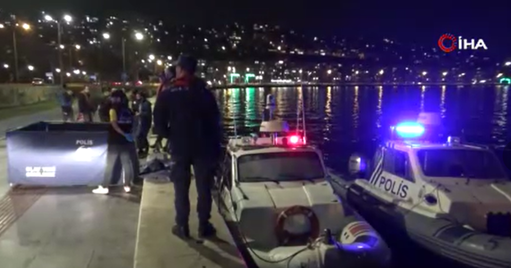 İzmir’in Konak ilçesinde denizden, ayağına su dolu bidon bağlı erkek