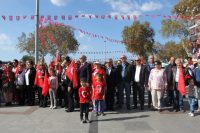 Bandırma’da 29 Ekim Cumhuriyet Bayramı dolayısıyla Cumhuriyet Meydanı’nda alternatif çelenk