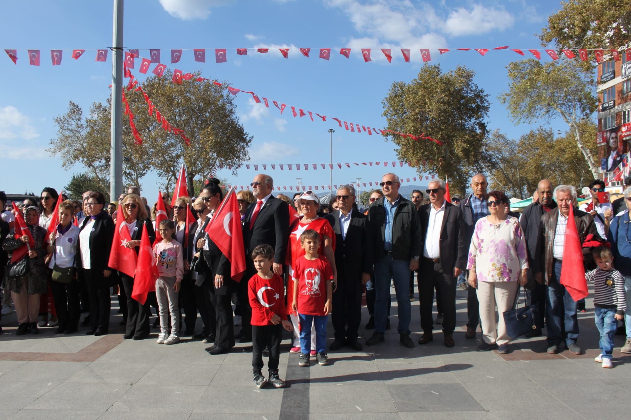 Bandırma’da 29 Ekim Cumhuriyet Bayramı dolayısıyla Cumhuriyet Meydanı’nda alternatif çelenk