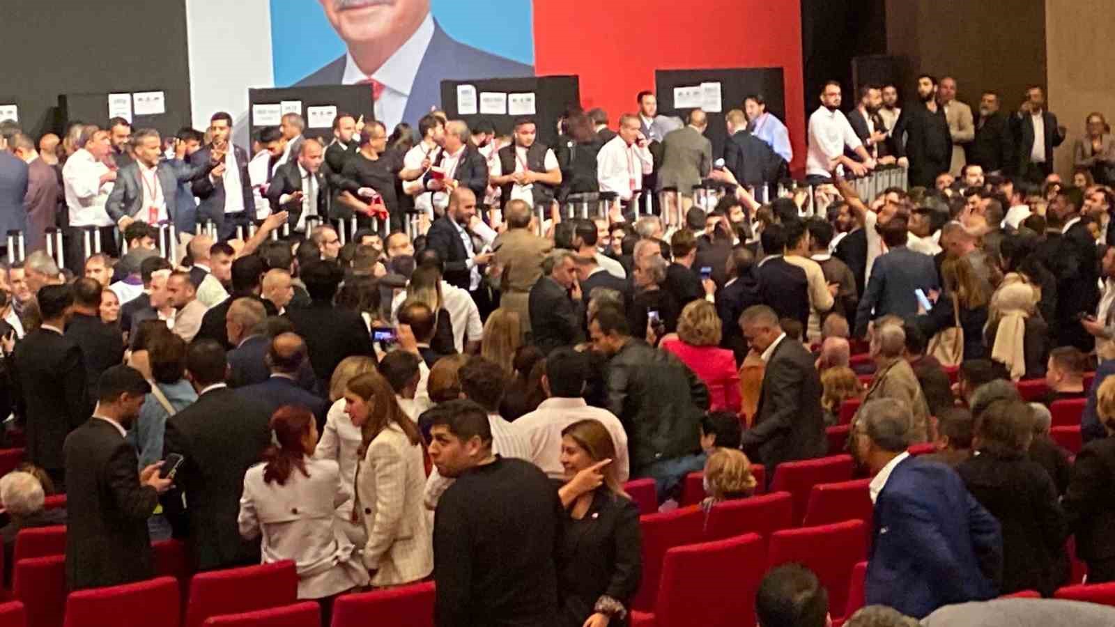 CHP’nin yeni İstanbul İl Başkanı Özgür Çelik oldu CHP'NİN YENİ İSTANBUL İL BAŞKANI ÖZGÜR ÇELİK OLDU