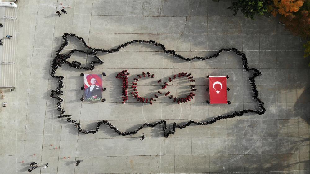 Öğretmen ve öğrencilerin 100’ncü yıl koreografisi nefes kesti Bolu Köroğlu İlk ve Ortaokulunun 650 öğrencisi ve 52 öğretmen,