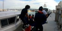BALIKESİR’İN AYVALIK İLÇESİ AÇIKLARINDA DALIŞ TEKNESİNDE RAHATSIZLANAN YOLCUNUN TIBBI TAHLİYESİ