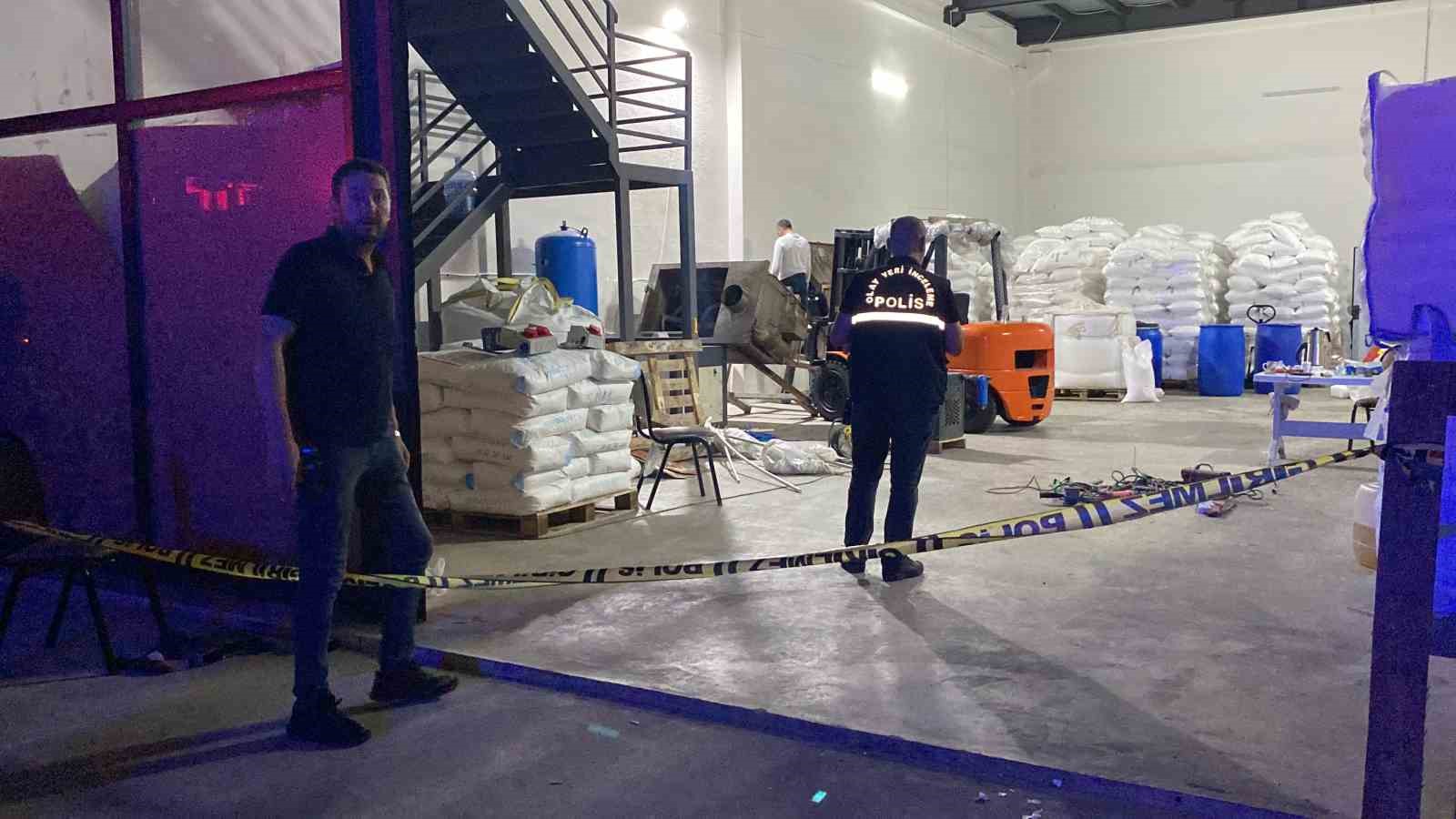 TEKİRDAĞ'IN ÇORLU İLÇESİNDE, DETERJAN ÜRETİMİ YAPILAN BİR İMALATHANEDE DETERJAN KARIŞTIRICI