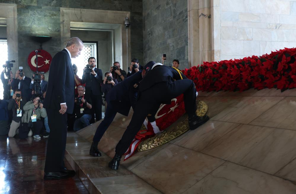 Devlet erkanı Atatürk’ün huzurunda Cumhurbaşkanı Recep Tayyip Erdoğan başkanlığındaki devlet erkanı, Türkiye Cumhuriyeti’nin kuruluşunun