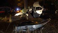 BURSA’DA OTOMOBİL KONTROLDEN ÇIKARAK BETON AYDINLATMA DİREĞİNE ÇARPTI. 3 KİŞİ